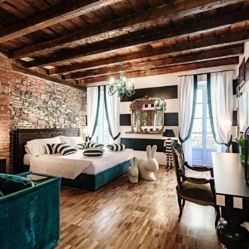 A beautiful room in Aurum Luxury Suites in Lake Como, Italy is shown here.
